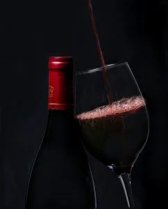 photo vin rouge et bouteille