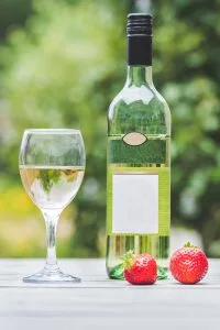 vin blanc et bouteille